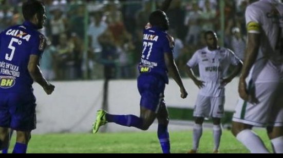 Imagem Cruzeiro joga com uniforme que mostra dados de violência contra a mulher
