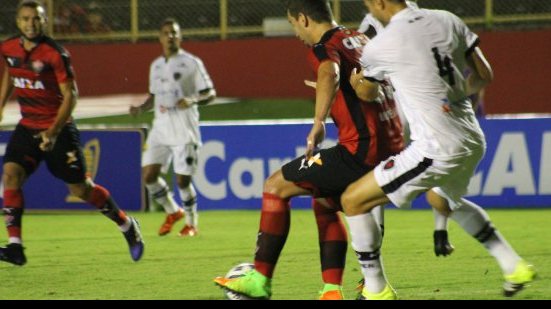 Imagem Vitória desperdiça pênaltis, vence o Botafogo, mas perde liderança