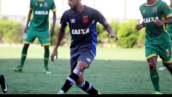 Imagem Meia do Vasco acredita em duelo franco: “Não creio que o Vitória venha fechado”