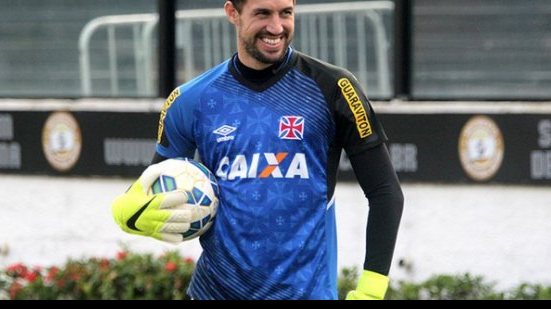 Imagem Goleiro menospreza duelo contra o Vitória: “Se não jogasse no Vasco estaria preocupado”
