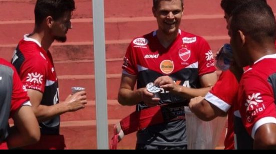 Imagem Experiente, ex-zagueiro do Vitória pede tranquilidade para Vila Nova se recuperar de goleada