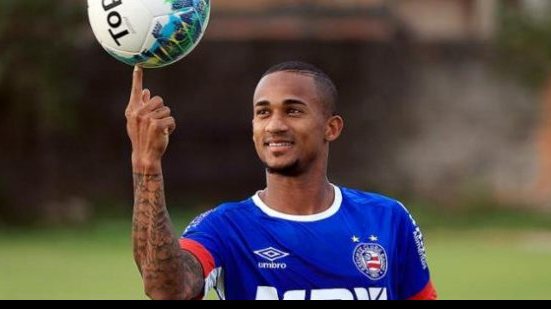 Imagem Lateral tricolor reclama de dores no abdome e é vetado da partida entre Bahia e Galícia