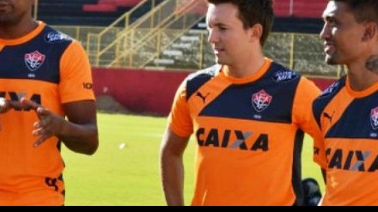 Imagem Sem clube desde que deixou o Vitória, atacante critica ex-companheiros do Barradão