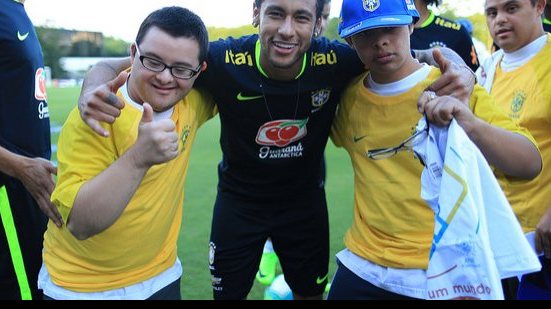 Imagem Solidariedade: portadores de síndrome de down ganham dia especial com a Seleção