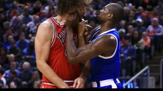 Imagem Jogadores trocam socos dentro da quadra em jogo da NBA; assista