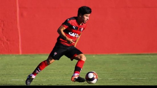 Imagem Meia colombiano celebra classificação do Vitória