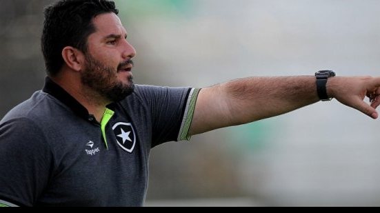 Imagem Ex-Bahia se destaca na base do Botafogo e já é considerado técnico revelação