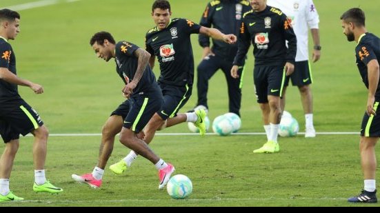 Imagem Thiago Silva deixa a concentração com dores no joelho