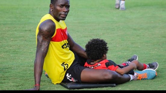 Imagem Após suspensão, Vitória terá o retorno de Kanu contra o River