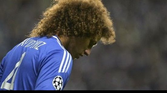 Imagem David Luiz tropeça em campo e Chelsea perde invencibilidade no Inglês