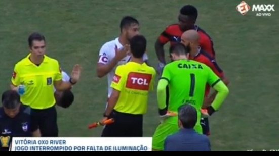 Imagem Árbitro paralisa partida entre Vitória e River por falta de iluminação no Barradão