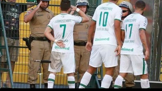 Imagem Atacante da Chapecoense marca gol e bate continência para policiais