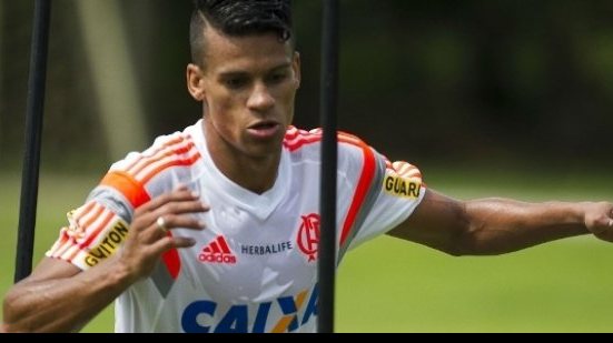 Imagem Vitória negocia e poder acertar com lateral de clube paulista