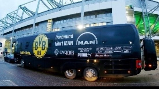 Imagem Explosão diante de ônibus do Borussia Dortmund ocorre pouco antes do jogo e partida pode ser adiada