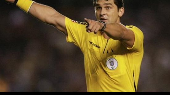 Imagem Árbitro da FIFA apita Vitória x Paraná pela Copa do Brasil