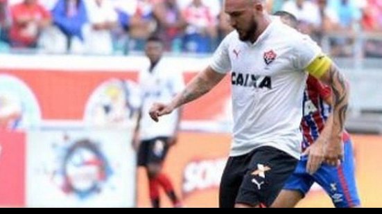 Imagem Parabenizado por Marinho pelo triunfo no BaVi, capitão do Vitória questiona atacante: “volta quando?