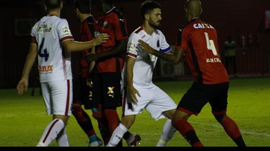 Imagem Vitória é derrotado pelo Paraná, perde invencibilidade e se complica na Copa do Brasil