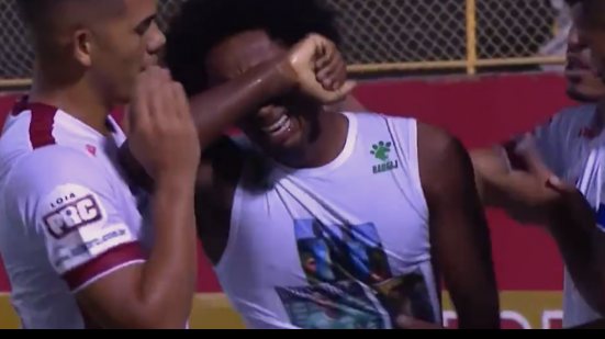 Imagem Guilherme Biteco marca pela primeira vez após acidente da Chape e faz homenagem para irmão