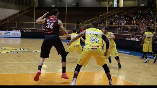 Imagem Campo Mourão vence o Vitória e empata série no NBB