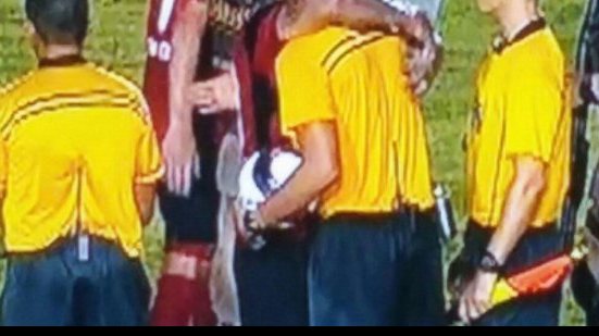 Imagem Após marcar impedido, André Lima abraça árbitro e imagem viraliza na web