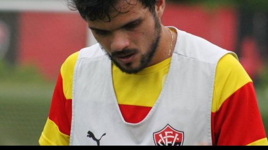 Imagem &amp;#8203;Visando virada do Vitória na Copa do Brasil, lateral foca em partida contra Paraná fora