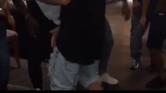Imagem  Jogadores da dupla BaVi são flagrados em festa em Salvador