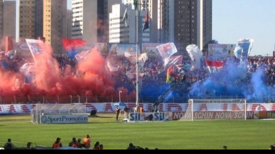 Imagem Torcida do Paraná debocha do Vitória com gritos de "Bolsa Família"