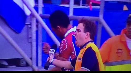 Imagem Foto indica comemoração de jornalista após gol do Bahia