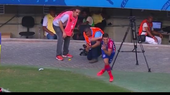Imagem Vitória é absolvido por copo atirado no gramado no BAVI