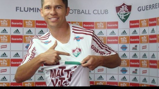 Imagem  Vitória tenta contratar atacante do FLU, mas jogador deve fechar com o Sport