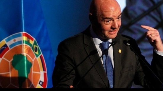 Imagem Presidente da Fifa confirma árbitro de vídeo na próxima Copa do Mundo