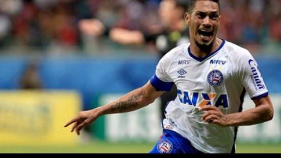 Imagem Com suspeita de fratura, Hernane deve desfalcar o Bahia por 3 meses