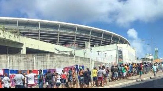 Imagem Torcida do Bahia faz fila na Fonte Nova para comprar ingressos; Mais de 21 mil foram vendidos