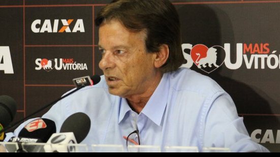 Imagem Sinval comenta saída de Argel, esconde possíveis substitutos e diz que Vitória vai pra guerra