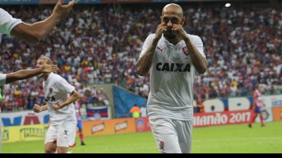 Imagem Vídeo: Jogadores do Vitória comemoram gol de empate pisando no escudo do Bahia
