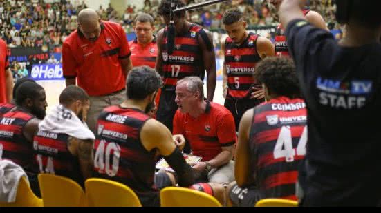 Imagem Técnico do Universo/Vitória celebra classificação no NBB