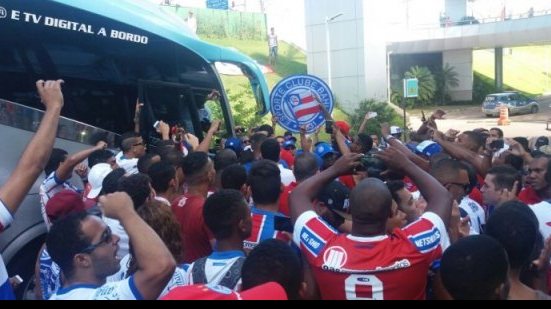 Imagem BaVi: jogadores do Bahia são recepcionados pela torcida durante saída de hotel