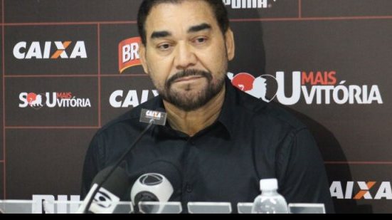 Imagem Ivã de Almeida esconde técnico e diz que nome sai nesta segunda