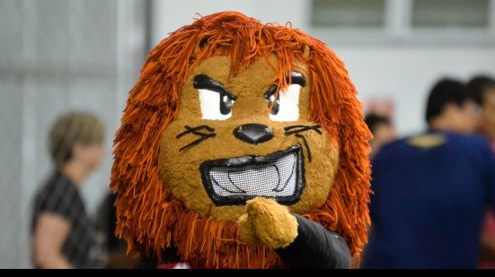 Imagem Mascote do Vitória realiza &quot;pescaria&quot; durante entrevista