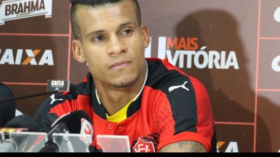 Imagem Thallyson é apresentado, fala de característica ofensiva e promete se doar