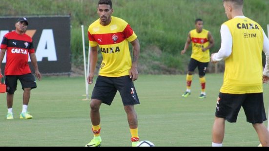 Imagem Com presença de reforços, Vitória treina para estreia na Série A