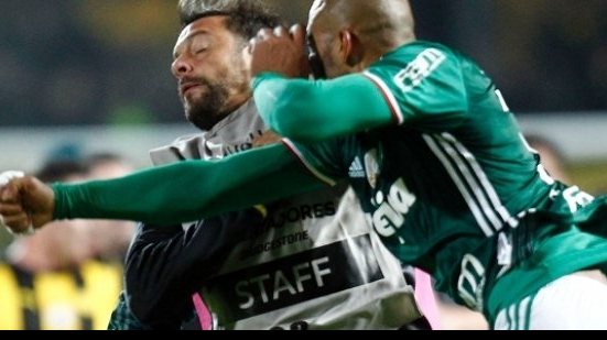 Imagem Felipe Melo pega gancho de seis jogos após &quot;tapa na cara de uruguaio&quot;