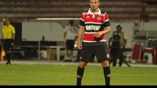 Imagem Após acerto com o Sport, meia do Santa Cruz convive com vaias