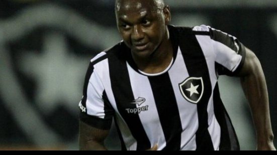 Imagem Em busca de atacante, Vitória sonda Sassá no Botafogo 