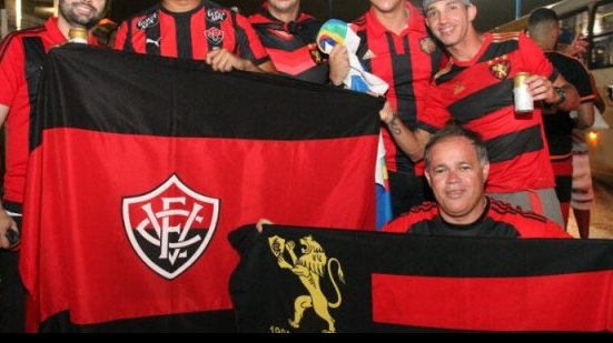 Imagem  Torcedor do Vitória reforça torcida do Sport na Arena