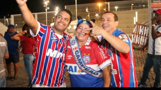 Imagem Otimista, torcida do Bahia já exibe faixas de &#039;campeão&#039;