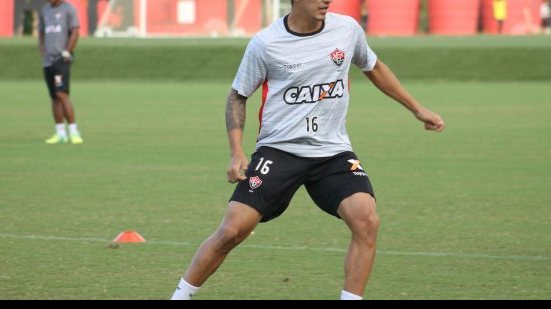 Imagem Lateral-esquerdo espera postura diferente do Vitória no duelo com o Coritiba