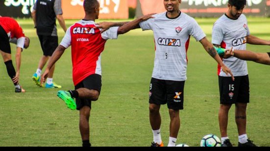 Imagem Com retornos de Kieza e Cárdenas, Vitória divulga relacionados