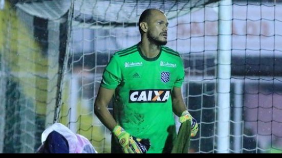 Imagem Goleiro abandona partida após falha e é demitido