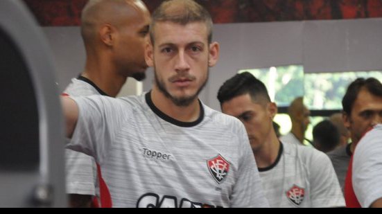 Imagem &#8203;Visando reação do Vitória na Série A, volante foca em duelo com  Fluminense no Maracanã